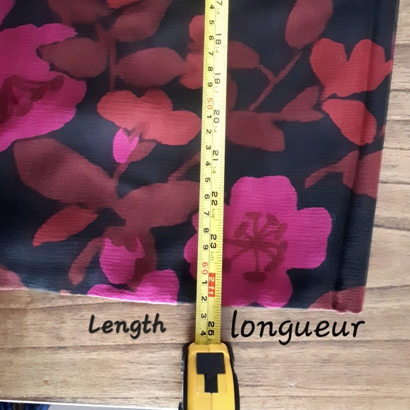 🌺Pencil black skirt with pink and burgundy colors in size L with zip at back - Picture 5 of 5